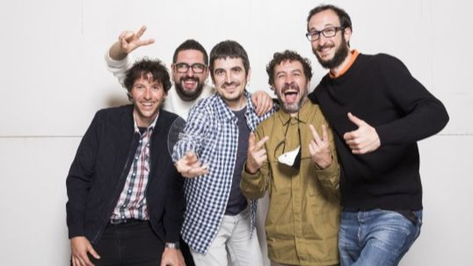 Els integrants de la banda Zoo en vestíbul de l'auditori de Girona, d'on van recollir tres premis aquest dijous