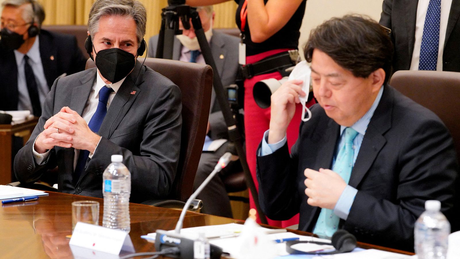 El Secretari d'Estat dels Estats Units, Antony Blinken, escolta al Ministre de Relacions Exteriors del Japó, Yoshimasa Hayashi a Melburne