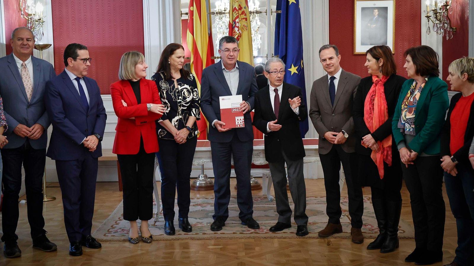 El síndic de Greuges, al centre de la imatge, amb el president de les Corts i alguns diputats en el lliurament de la memòria anual del defensor del poble valencià