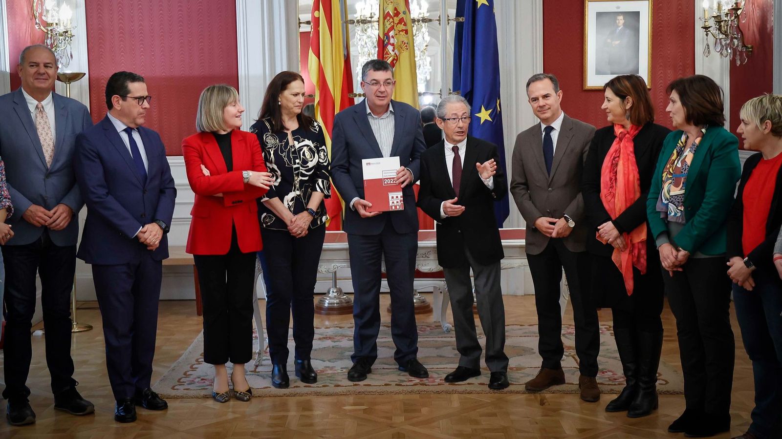 El síndic de Greuges, al centre de la imatge, amb el president de les Corts i alguns diputats en el lliurament de la memòria anual del defensor del poble valencià
