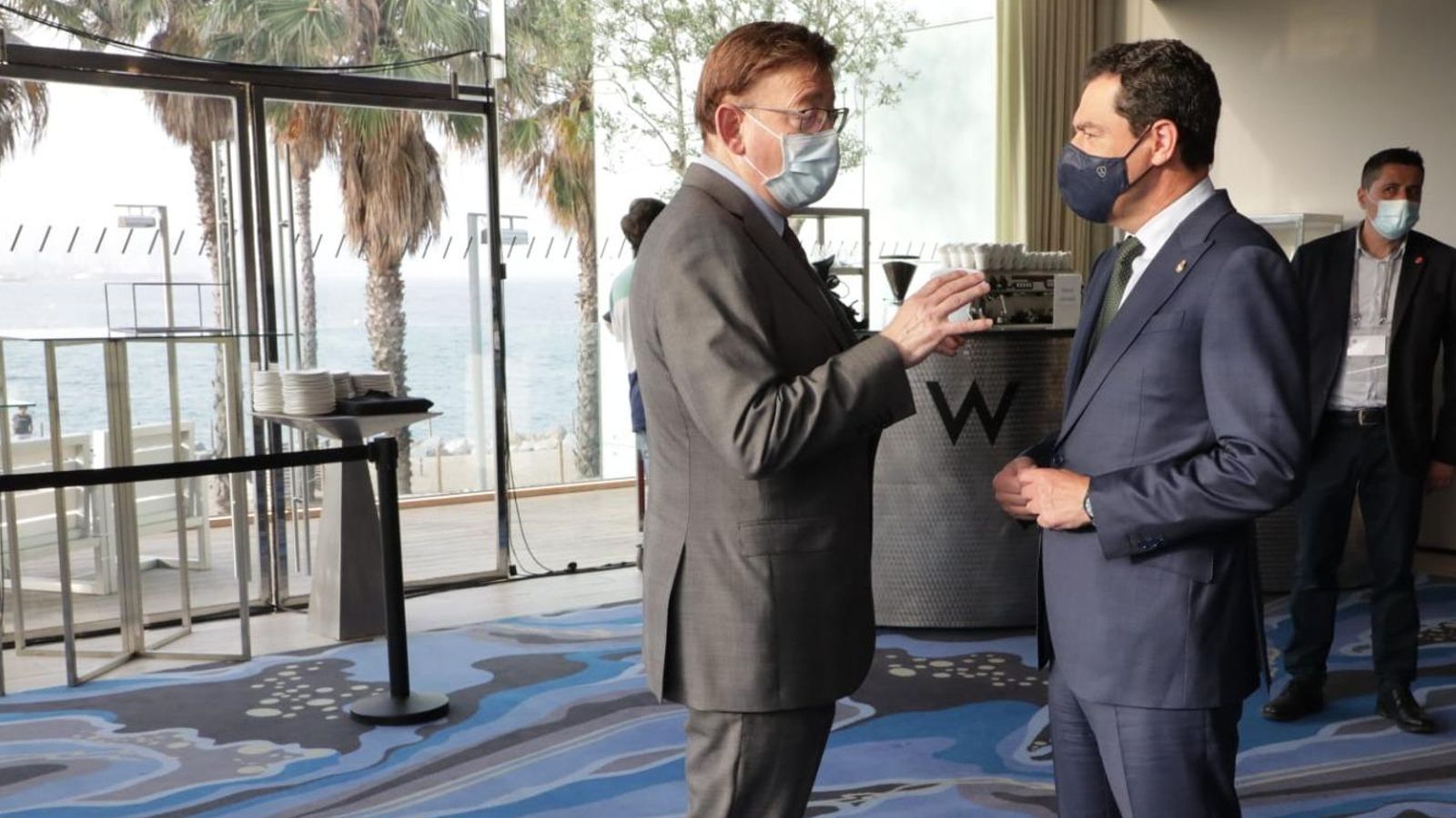 El president de la Generalitat, a l'esquerra, i el de la Junta d'Andalusia conversen en l'acte sobre economia en el qual van participar la setmana passada a Barcelona