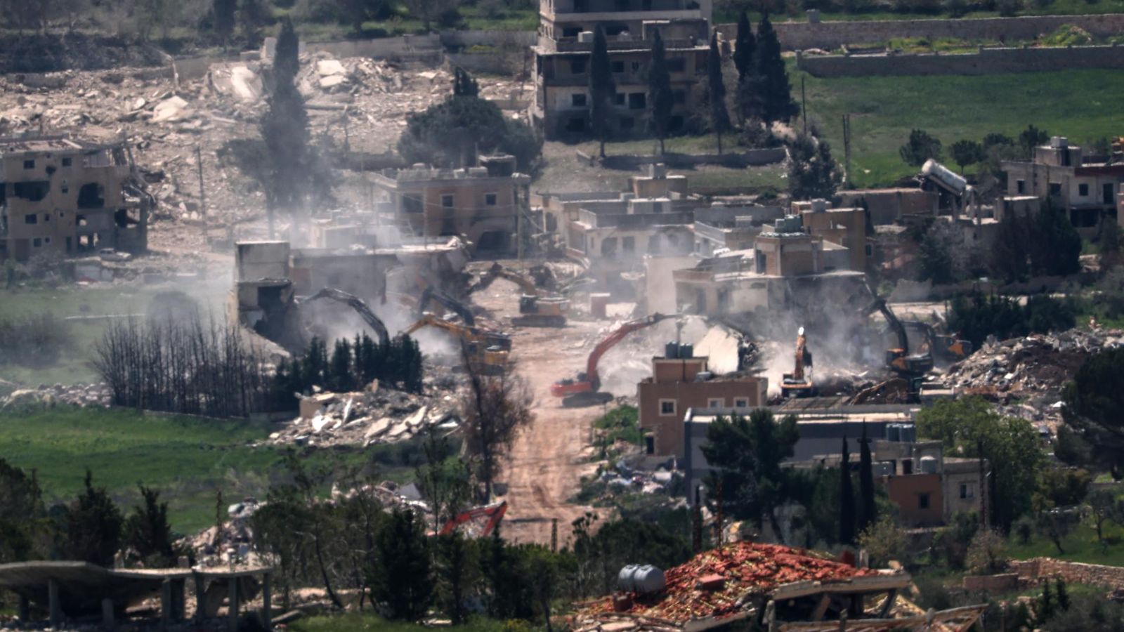 Excavadores de l'exèrcit israelià enderroquen edificis a la localitat de Mais al-Jabal, al sud del Líban, vist des del costat israelià de la frontera, el 13 d'abril de 2026