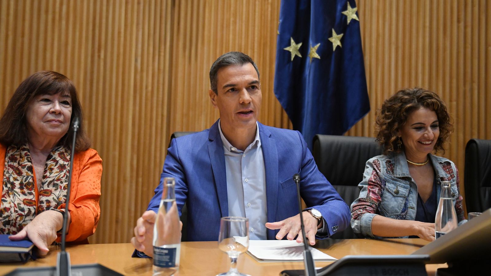 La presidenta del PSOE, Cristina Narbona, el secretari general del PSOE i president del govern espanyol, Pedro Sánchez i la vicesecretària general del PSOE i ministra d'Hisenda, María Jesús Montero, en la reunió interparlamentària