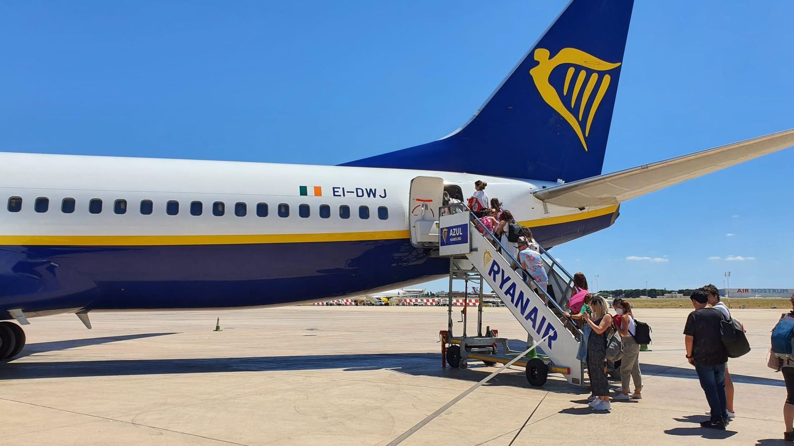 Passatgers de Ryanair pujant a l'avió a l'aeroport de València Passatgers de Ryanair pujant a l'avió a l'aeroport de València en la primera fase de la vaga el passat divendres