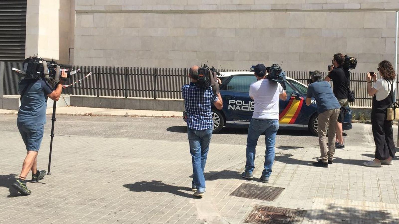 Els sis detinguts han arribat a la Ciutat de la Justícia de València passades les 16.00 h en dos furgons policials custodiats per un vehicle del Cos Nacional de Policia