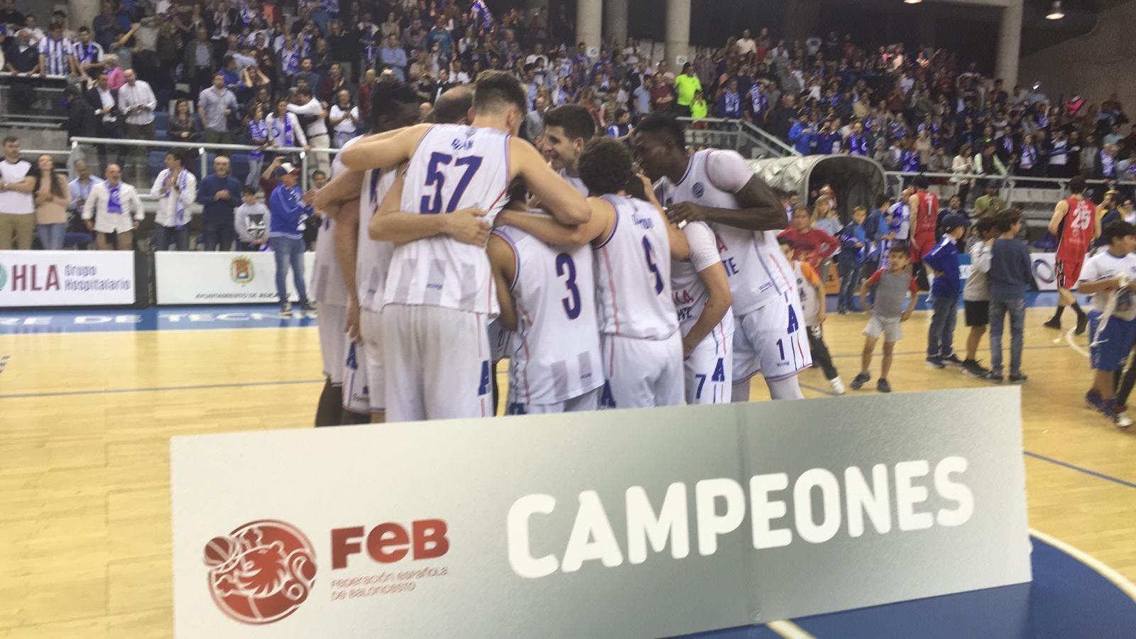 Celebració de l’equip al centre de la pista