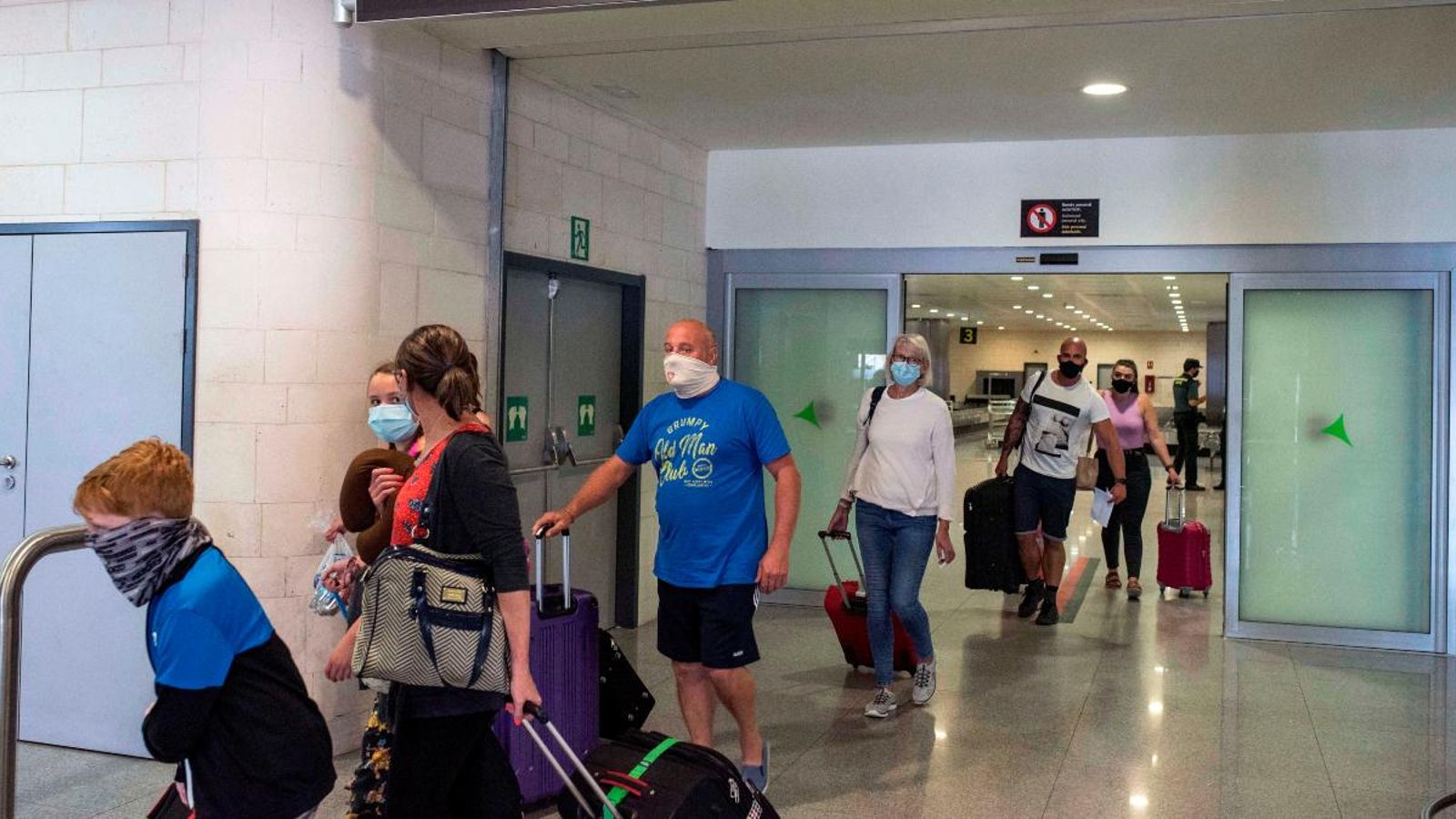 Un grup de turistes arriba, aquest dilluns, a l’aeroport de Menorca en un vol procedent de Londres