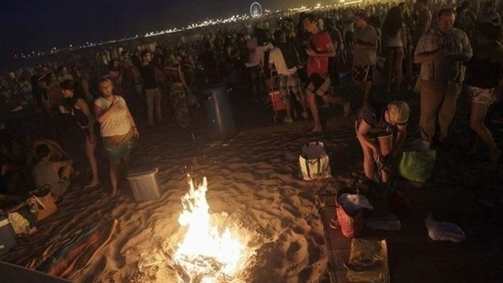 Imatge d'arxiu de la nit de Sant Joan en una platja de València