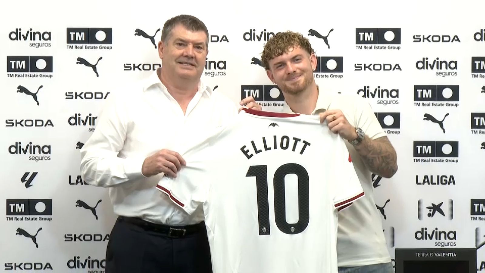 Ron Gourlay i Harvey Elliott en la presentació del futbolista a Paterna