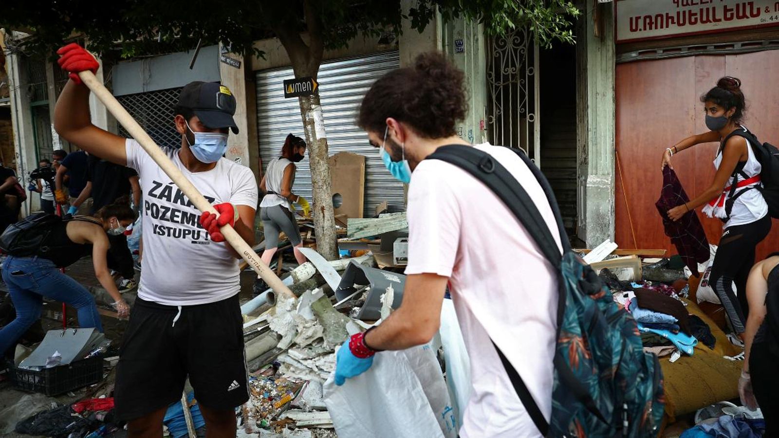 La ciutadania libanesa neteja la zona del port, destrossada per l'explosió