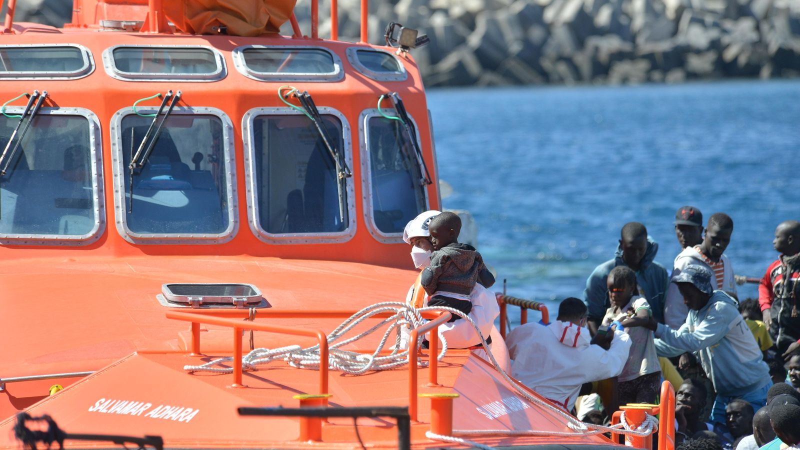Un grup de persones es acollida al port de El Hierro, a les Illes Canàries