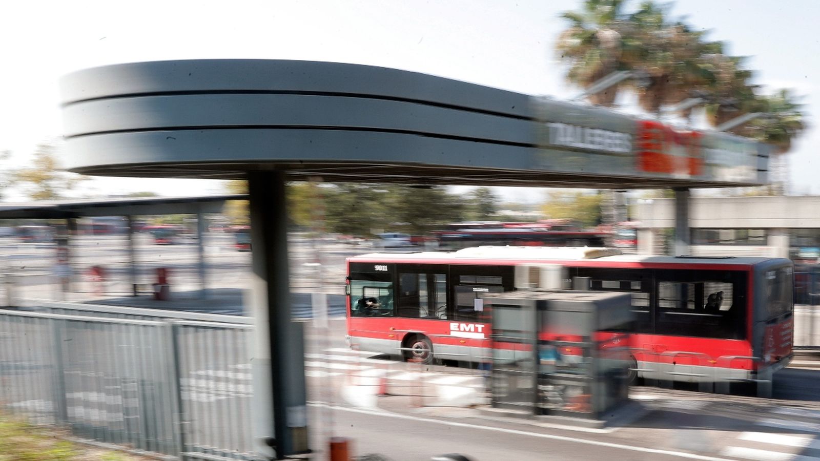 Un vehicle de l'EMT accedix als tallers de l'empresa