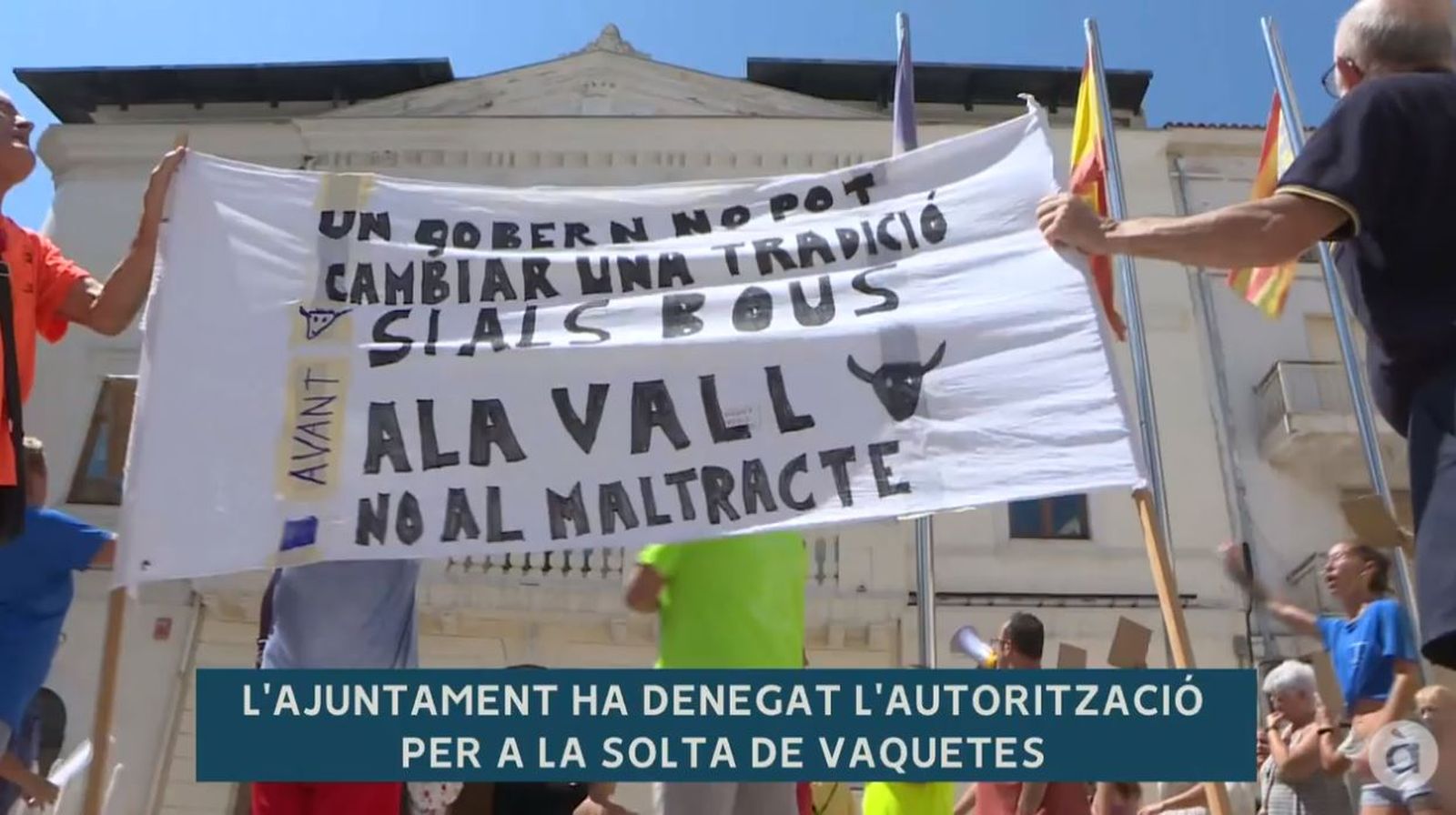 Els veïns de Tavernes de la Valldigna s'han manifestat per a defensar la tradició dels 'bous al carrer'