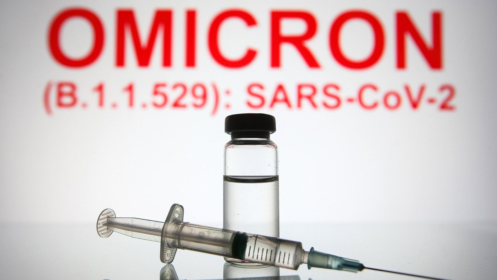 Una xeringa amb un vial de vacuna, en una imatge d'arxiu