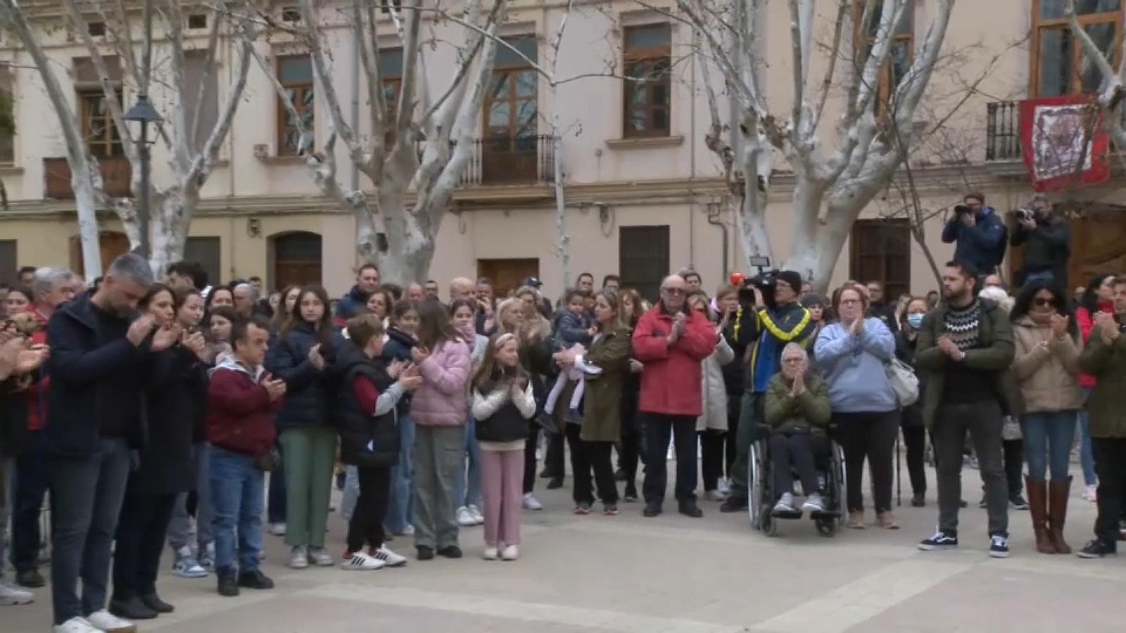 Emotiu minut de silenci a Campanar per les deu víctimes mortals de l’incendi