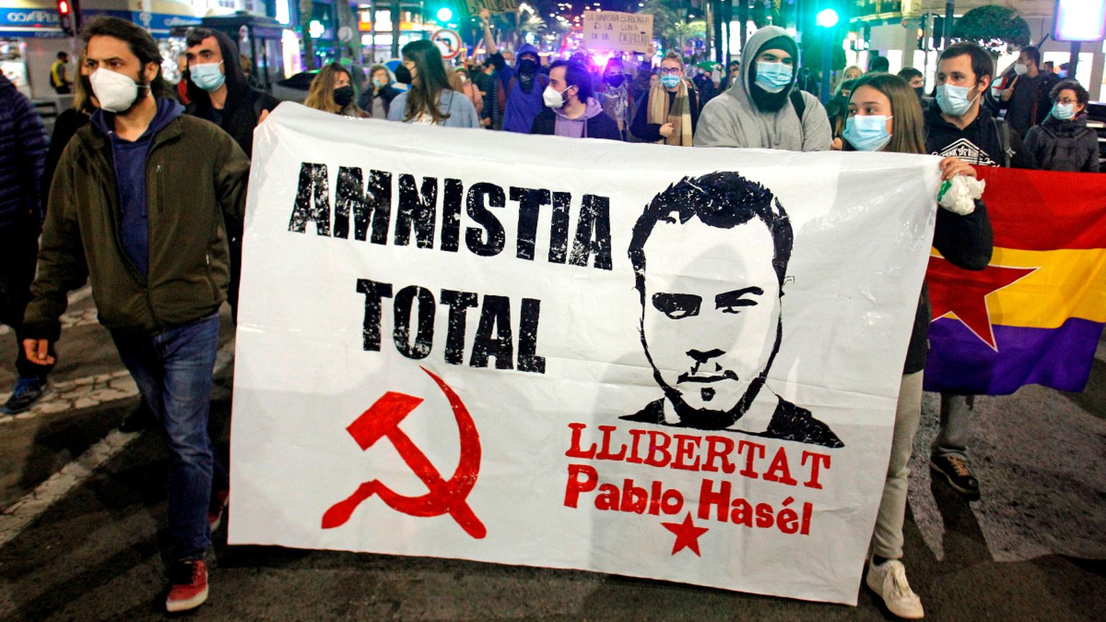 Assistents a la manifestació de protesta per la detenció del raper Pablo Hasél aquest dimecres a Alacant