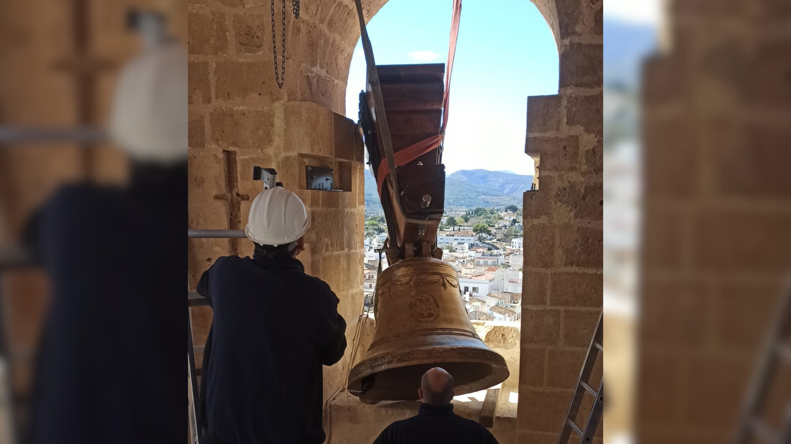 L'última campana que han col·locat en el campanar de l'esglèsia de Sant Bertomeu de Xàbia