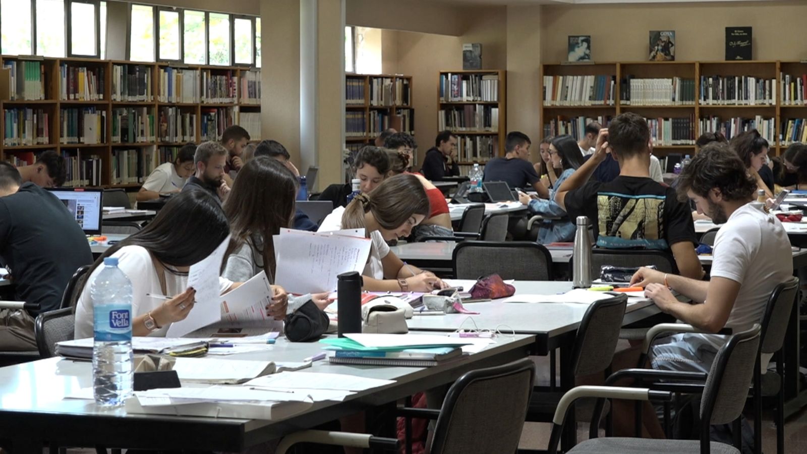 Un grup d'estudiants es prepara per a la PAU a la biblioteca de Rafalafena de Castelló de la Plana