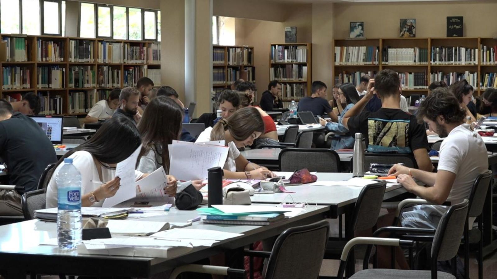Un grup d'estudiants es prepara per a la PAU a la biblioteca de Rafalafena de Castelló de la Plana Un grup d'estudiants es prepara per a la PAU a la biblioteca de Rafalafena de Castelló de la Plana