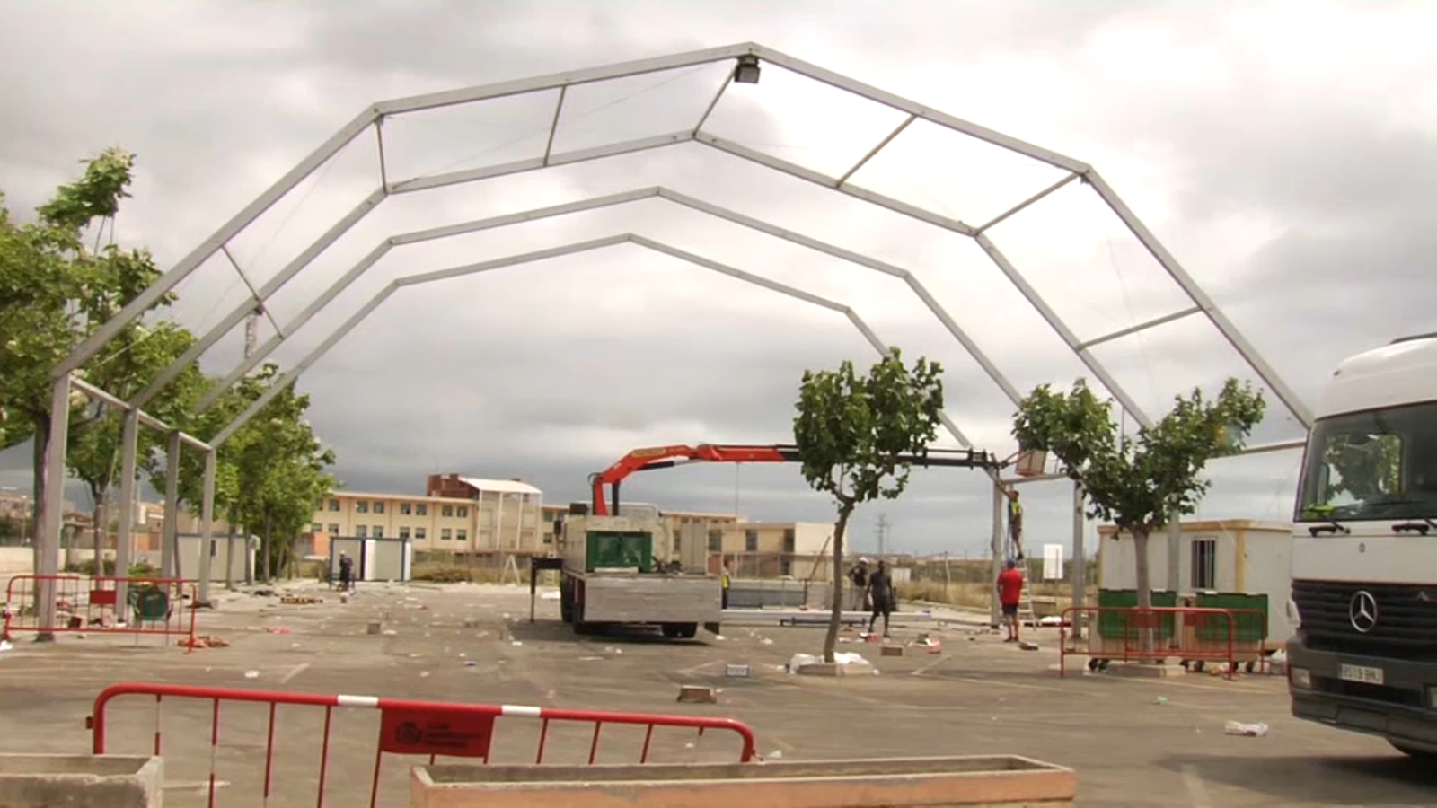 Desmuntatge de la carpa de les festes de Vila-real, en una zona pròxima on presumptament van ocorrer els fets Desmuntatge de la carpa de les festes de Vila-real, en una zona pròxima on presumptament van ocorrer els fets