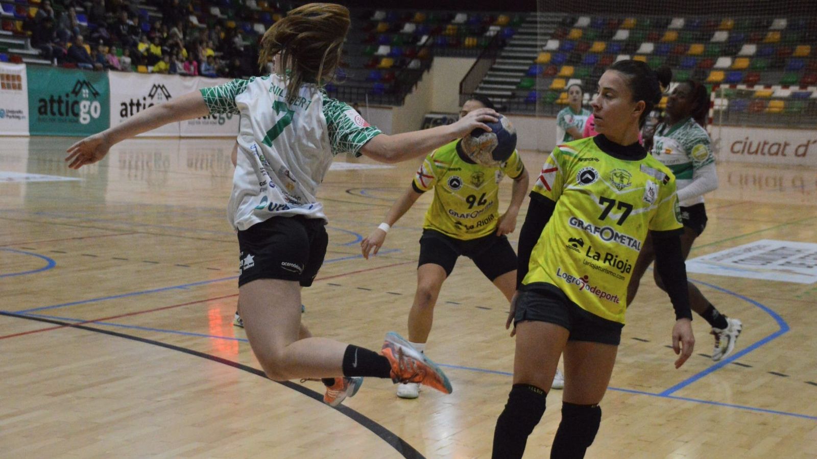 Celia Guilabert, en una acció del partit