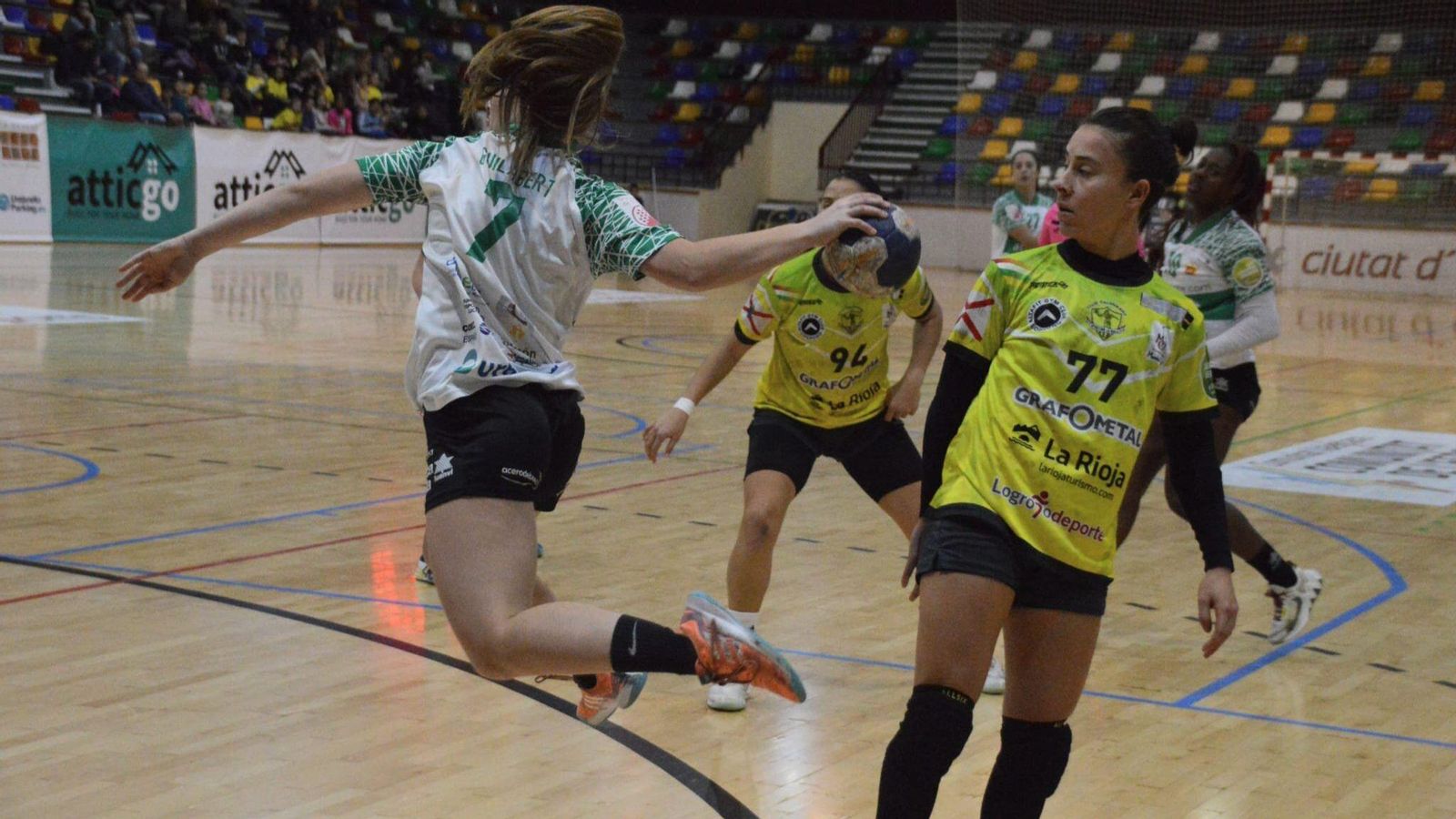 Celia Guilabert, en una acció del partit Celia Guilabert, en una acció del partit