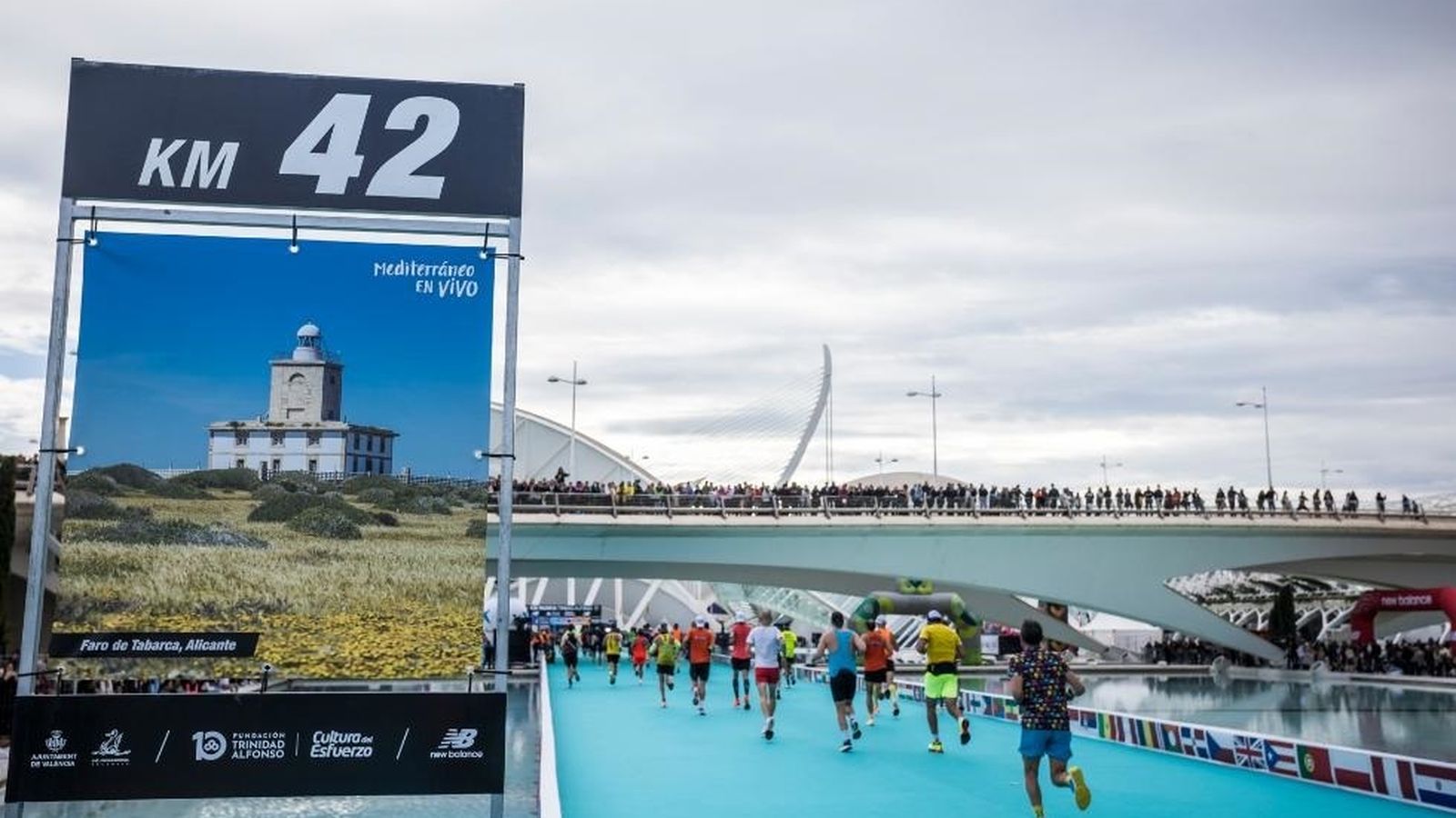 Senyalització dels 42 punts quilomètrics de la Marató de València amb imatges turístiques de la Comunitat Valenciana