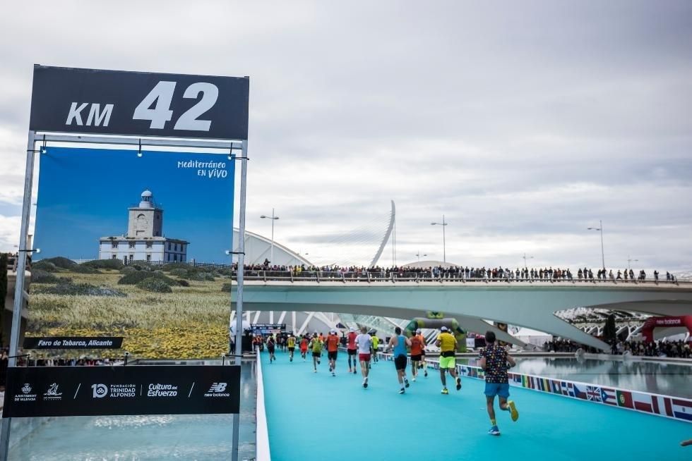 Senyalització dels 42 punts quilomètrics de la Marató de València amb imatges turístiques de la Comunitat Valenciana