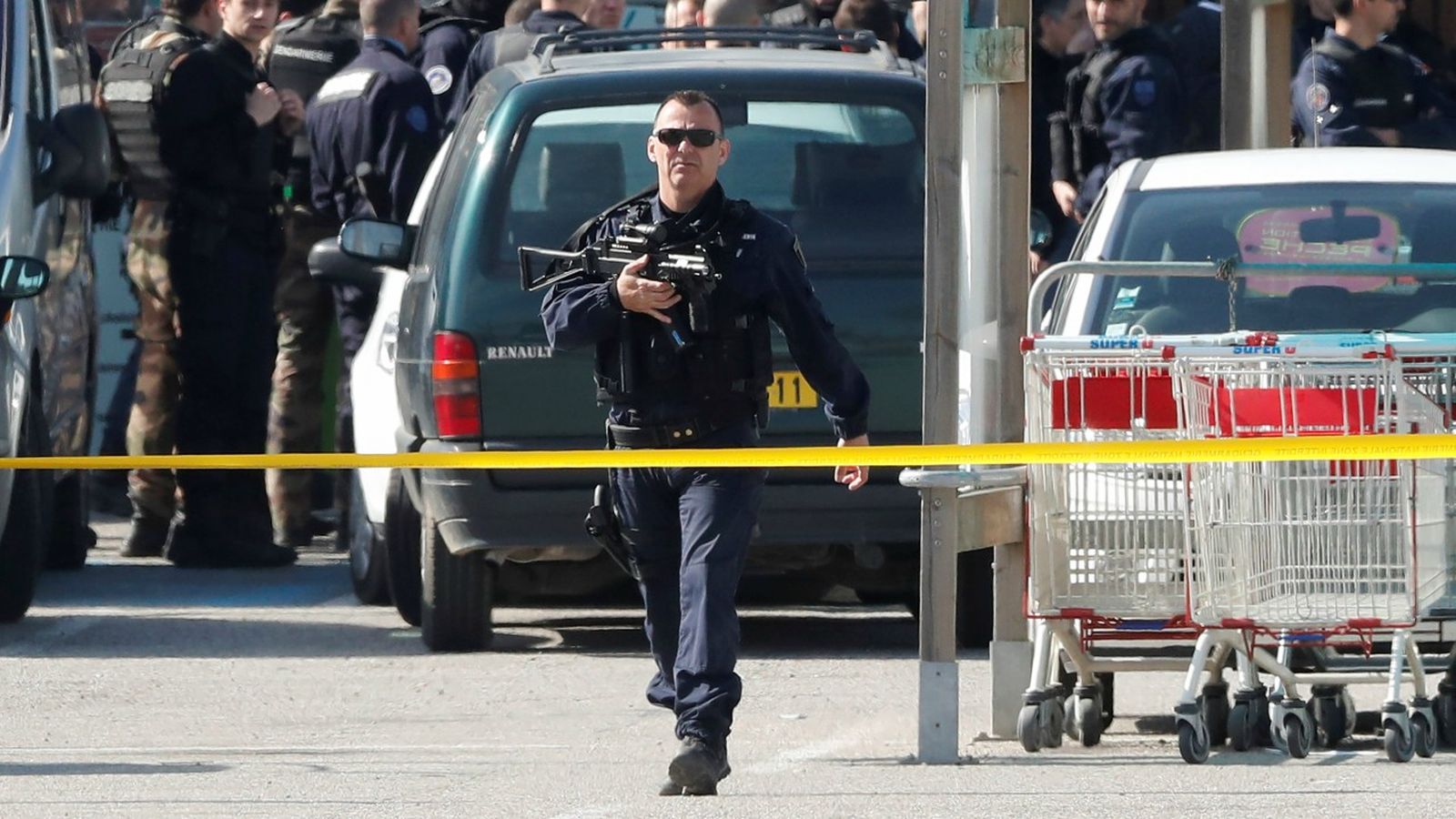 Dos efectius de la Gendarmeria Nacional vigilen davant del supermercat atacat