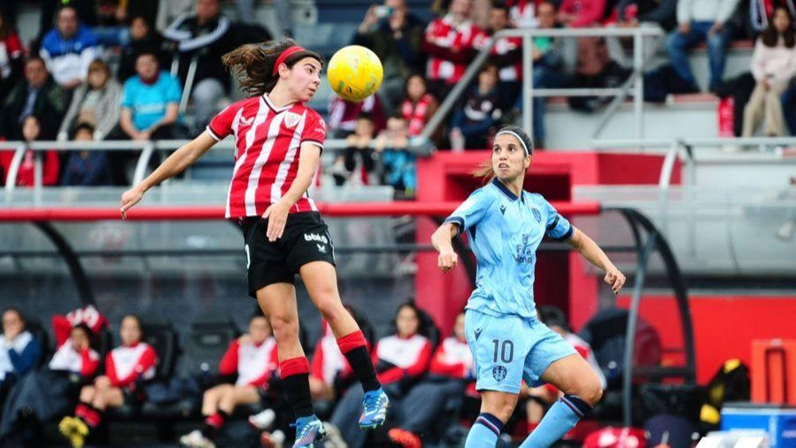 Alba Redondo, en una acció del partit