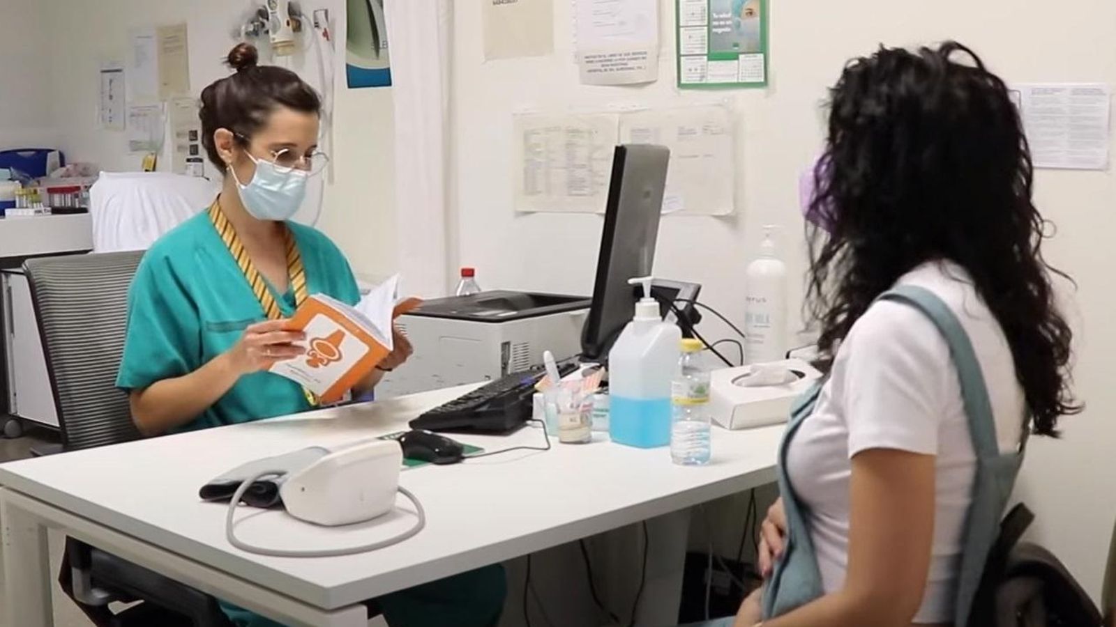 Una facultativa atén una pacient en un hospital valencià (arxiu)