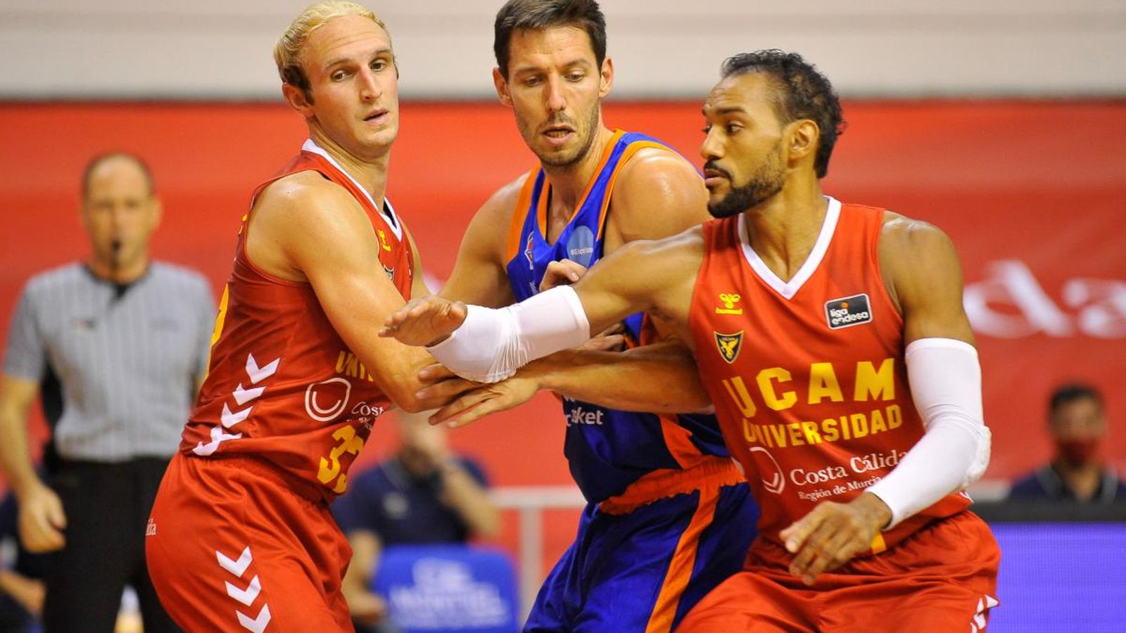 Moment de l'encontre entre el UCAM Múrcia i el València Basket.