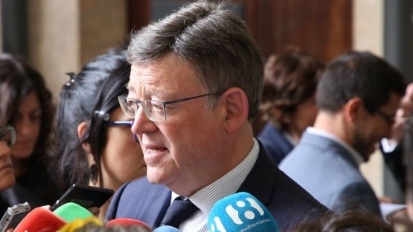 Ximo Puig atén els mitjans de comunicació al Senat