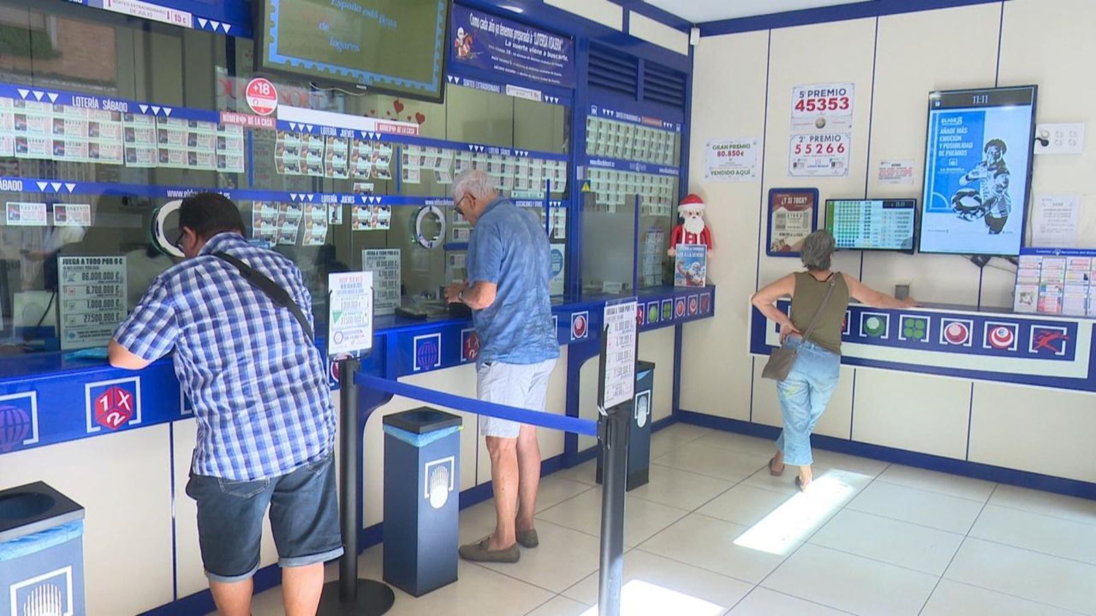 Clients a una administració de loteria de Gandia (La Safor), este dijous