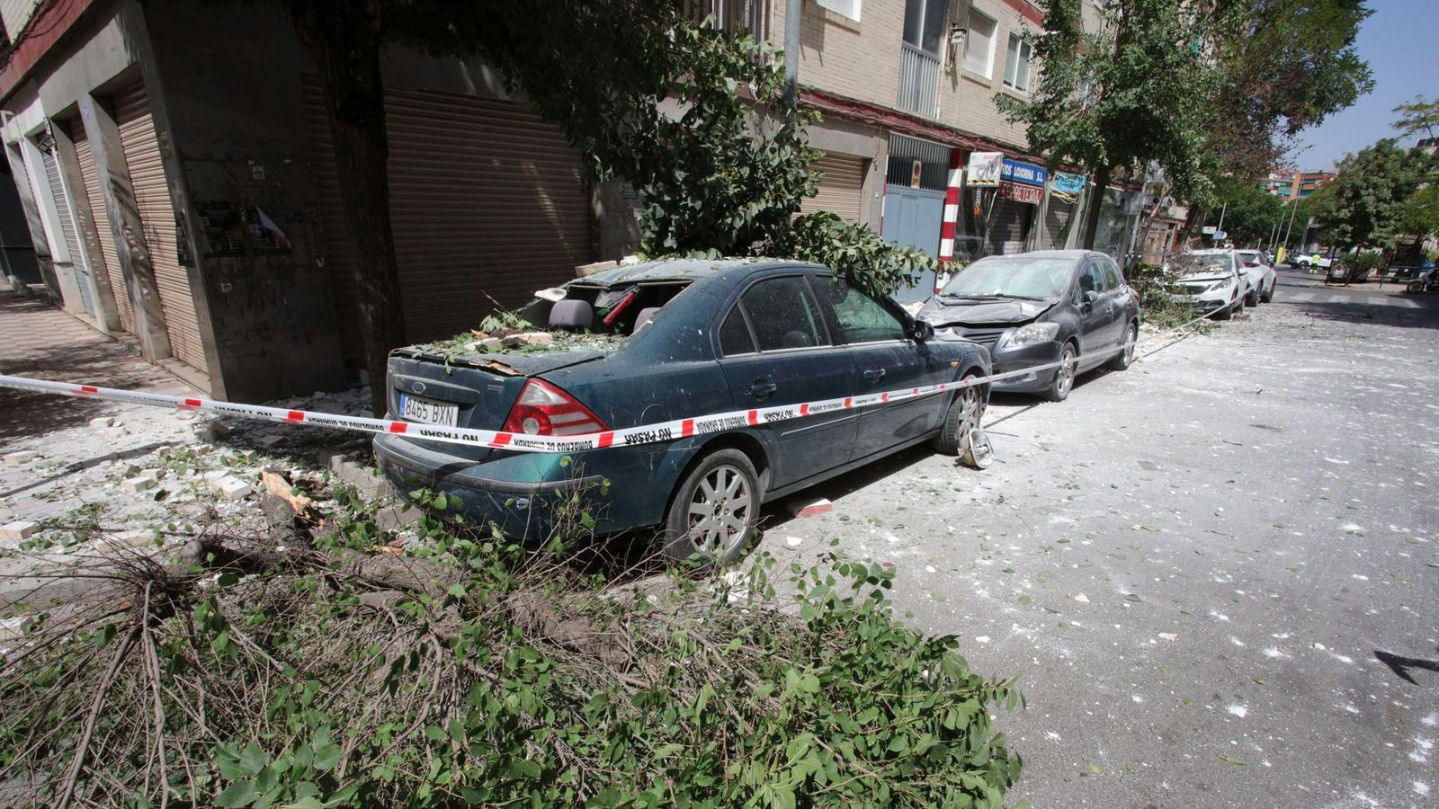Alguns vehicles de la localitat de Gójar danyats pels enderrocs derivats del sisme