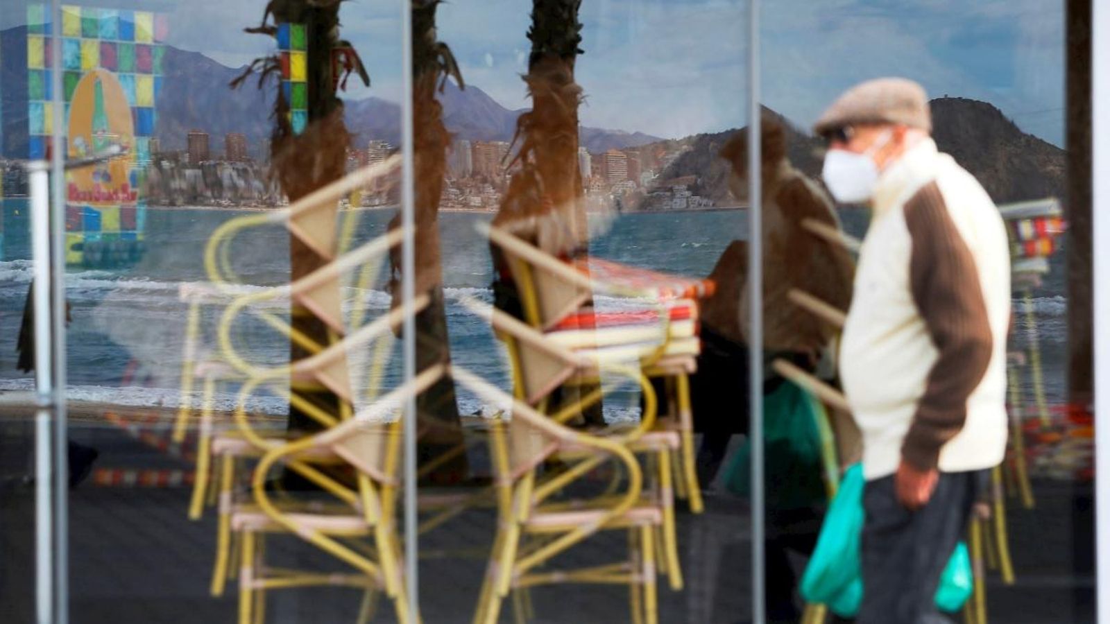 Un home passeja a la platja de Llevant de Benidorm (Marina Baixa)