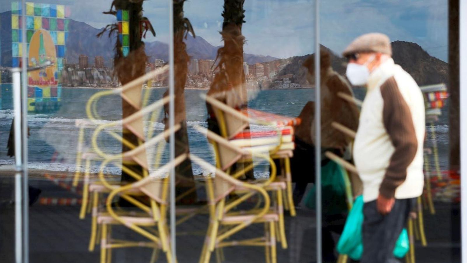 Un home passeja a la platja de Llevant de Benidorm (Marina Baixa) Un home passeja a la platja de Llevant de Benidorm (Marina Baixa)