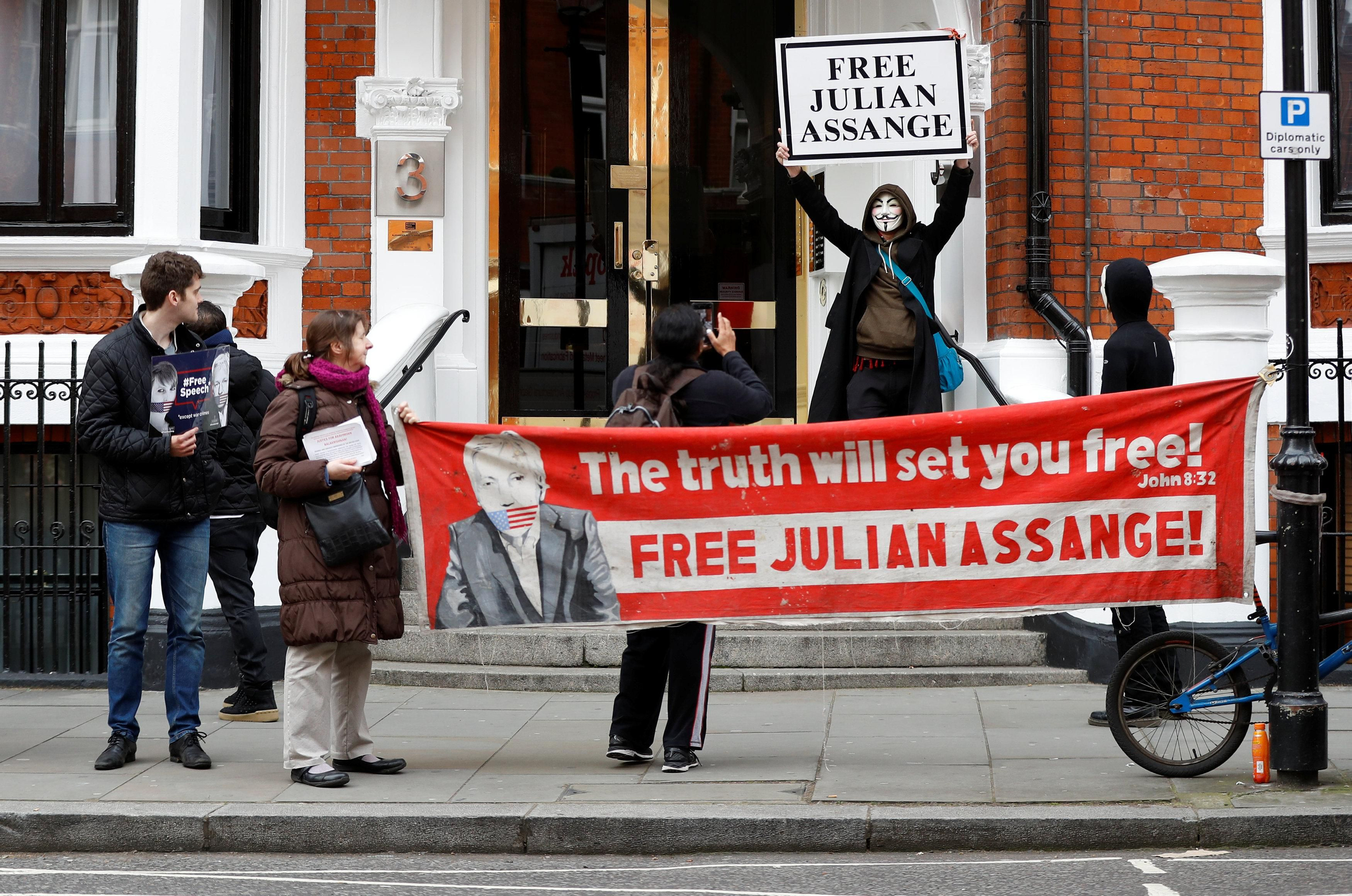 Protesta a les portes de l'ambaixada equatoriana de Londres
