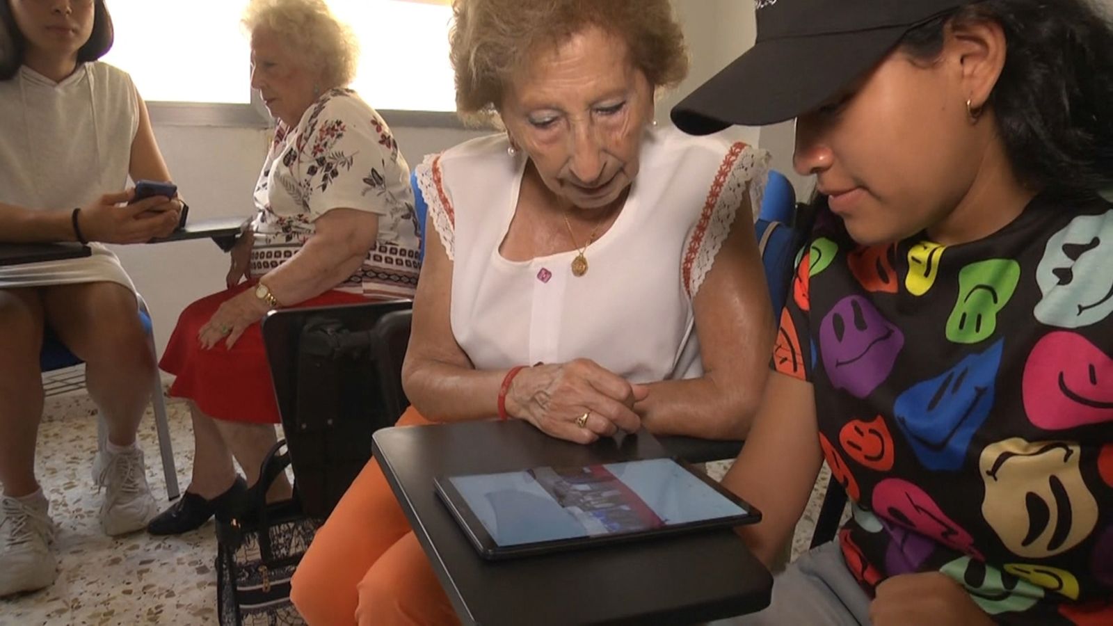 Els joves ensenyen als majors a utilitzar les tecnologies