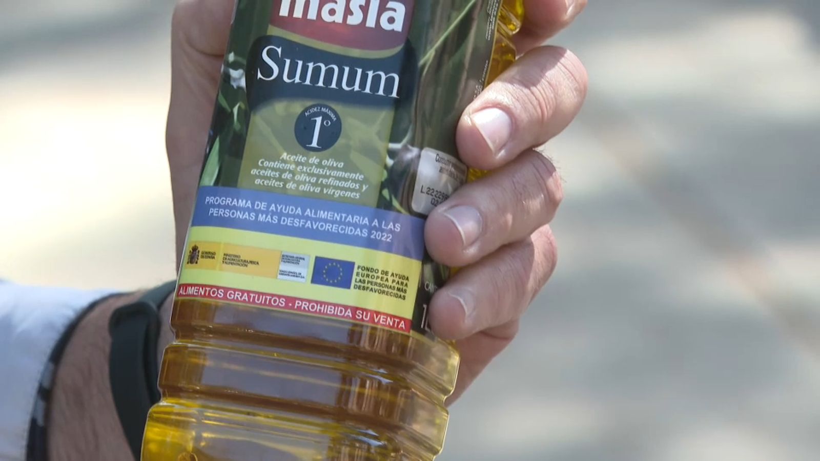 En imatge, una de les ampolles d'oli localitzades a un comerç de Xirivella