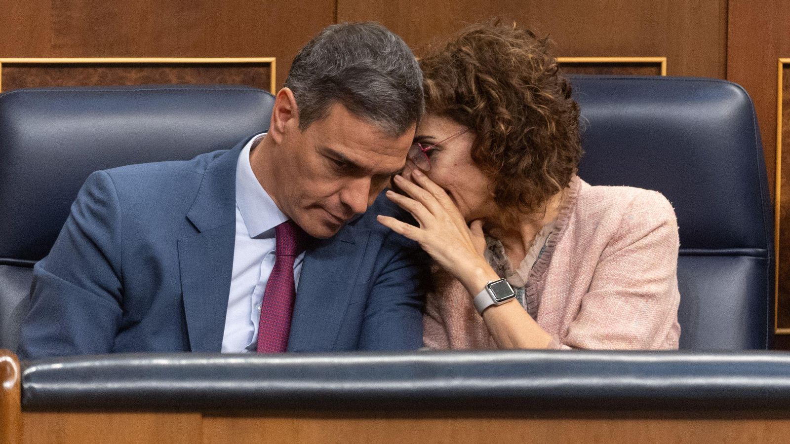 El president del govern espanyol i la ministra d'Hisenda es fan escoltets en una imatge d'arxiu presa al Congrés