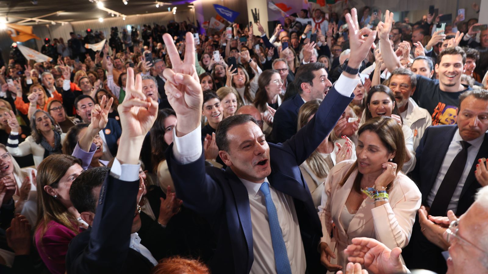 El líder de la coalició Aliança Democràtica (AD), Luis Montenegro, saluda als seus simpatitzants en arribar al seu discurs de victòria en la nit electoral de les eleccions legislatives de 2025, a Lisboa, Portugal