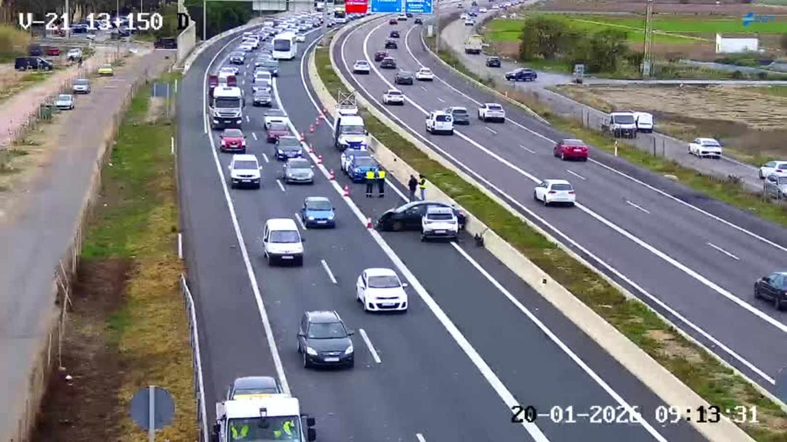 Punt de la V-21 on s'ha produit el xoc dels dos vehicles, que han quedat apartats al voral