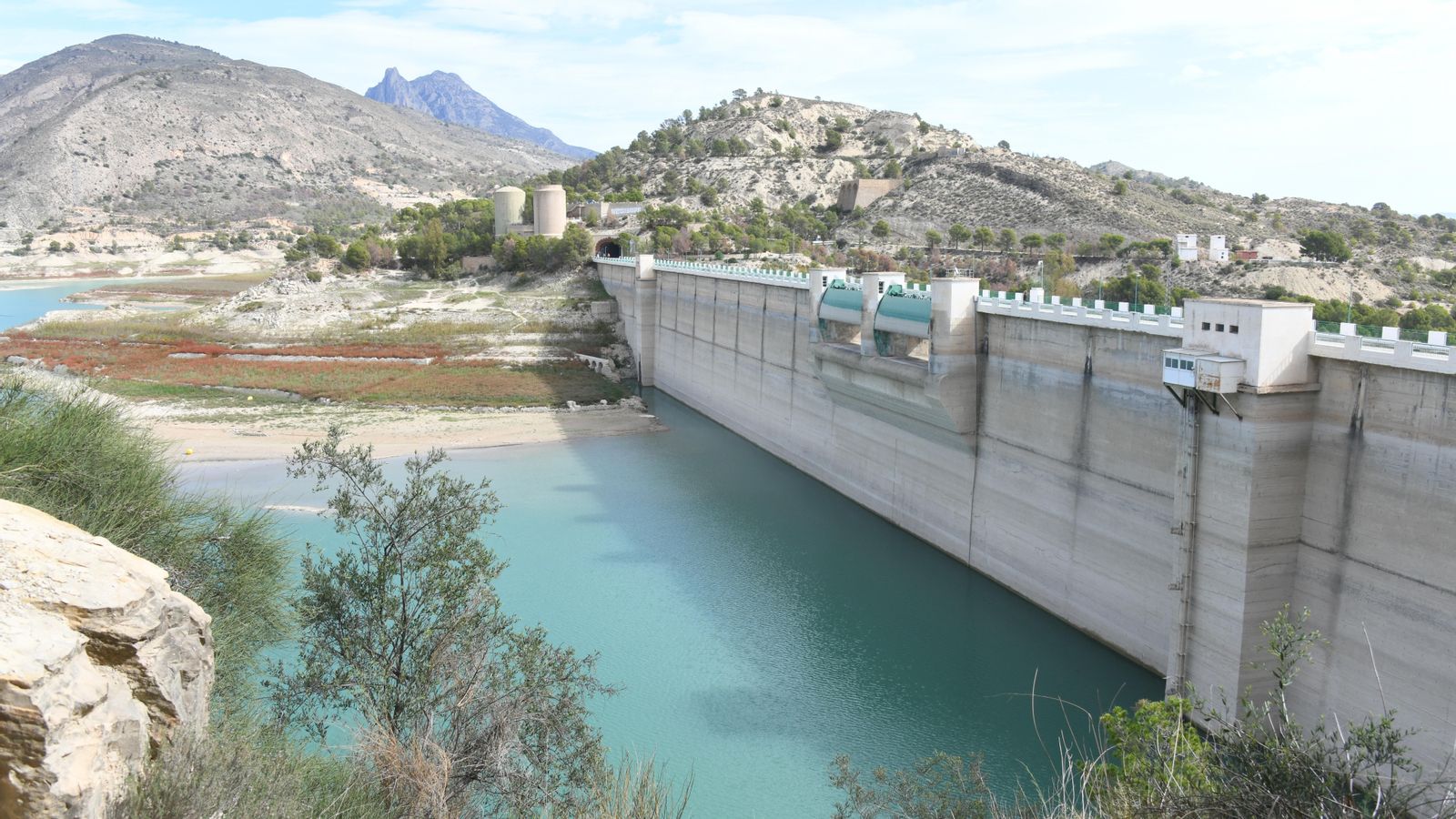 Embassament de l'Amadòrio, a la Vila Joiosa (Marina Baixa), mig buit, en una imatge del 2024 L'embassament d'Orxeta, mig buit, en una imatge de 2024