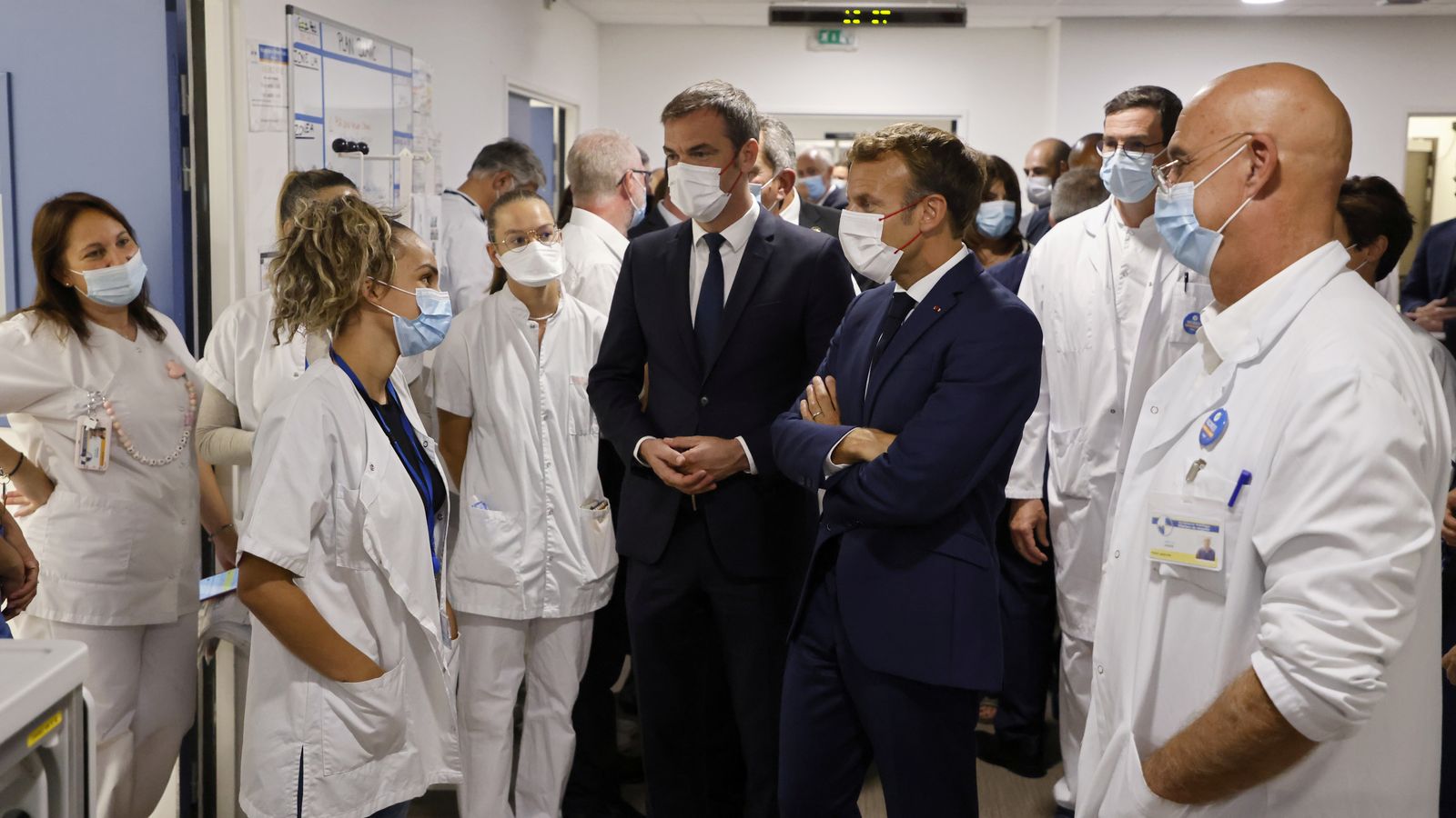 El president francés, Emmanuele Macron, visitant un hospital a Marsella