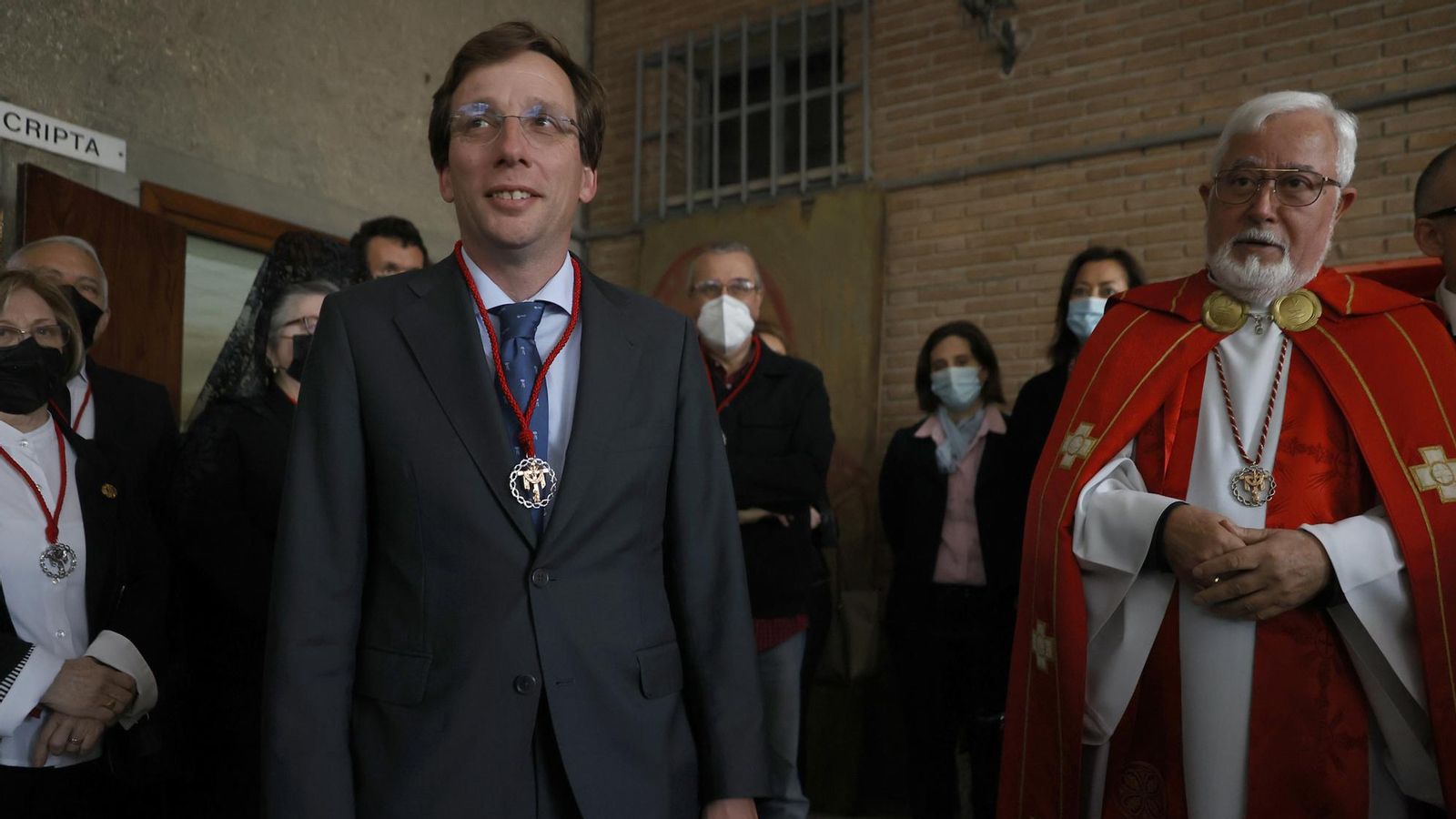 L'alcalde de Madrid, Chema Moya, celebra la Setmana Santa a laprocessó del Crist del Camí