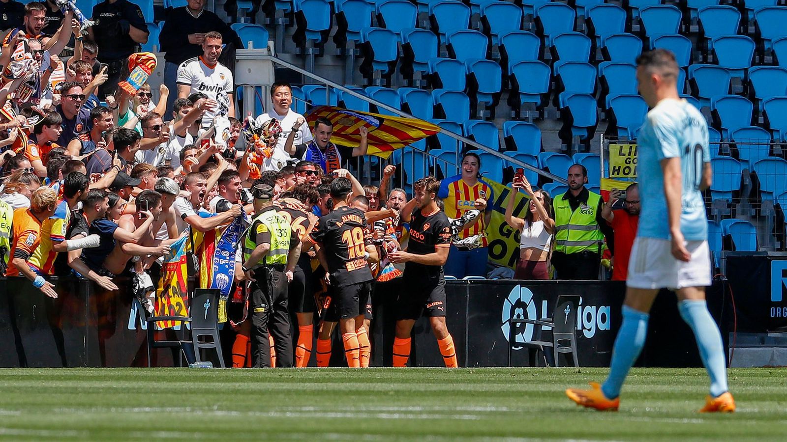 Els jugadors del València celebren un dels gols amb l'afició