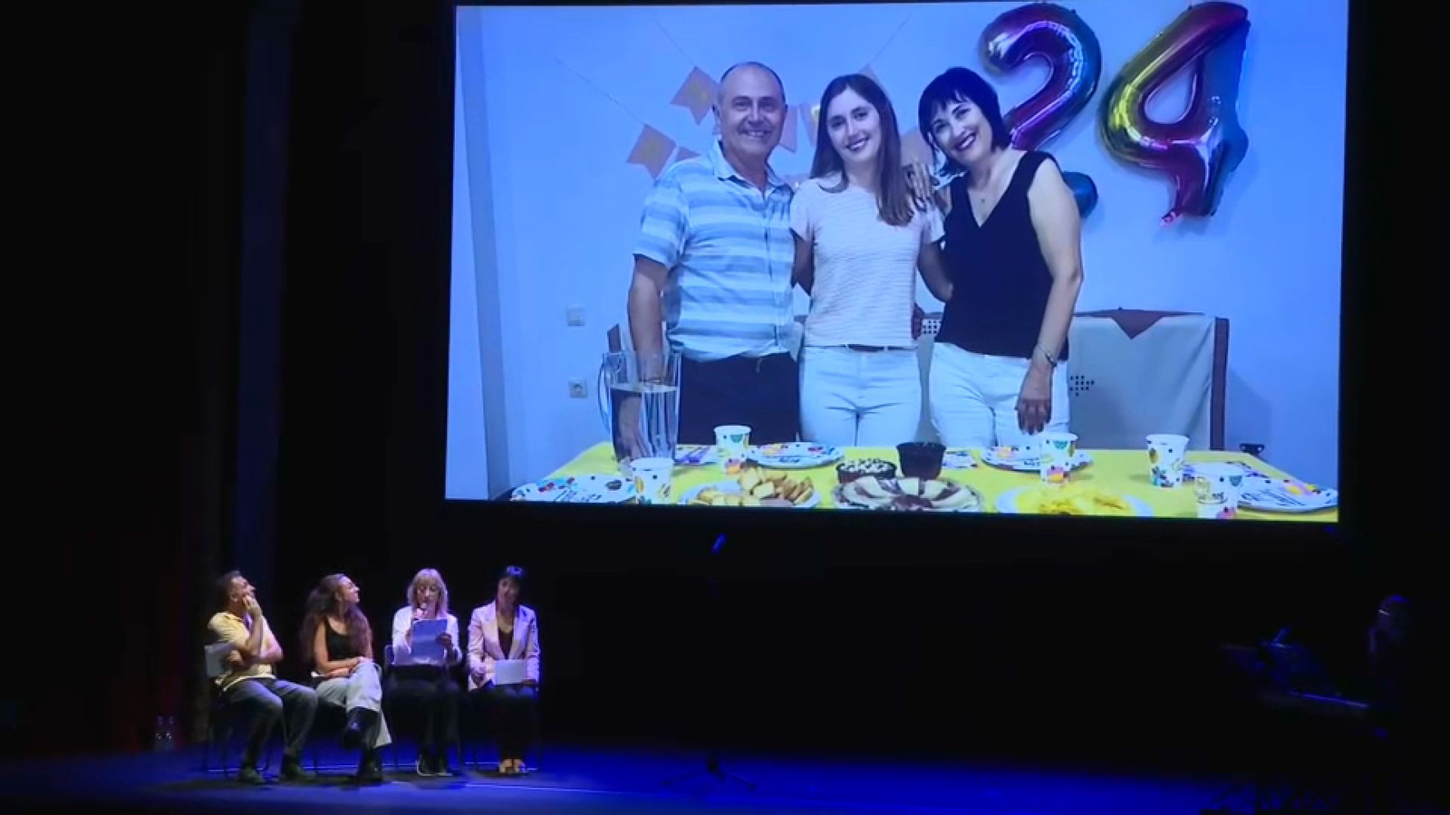 Homenatge a les víctimes de la dana al Teatre Olympia de València