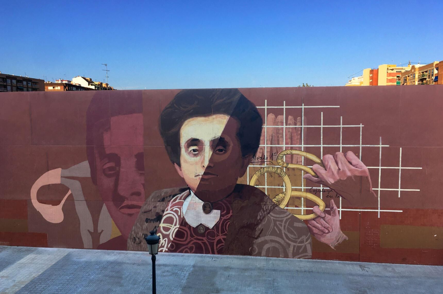Mural de Concepció Aleixandre Ballester creat per Virginia Bersabé al CEIP Rodríguez Fornós de València, part del projecte Dones de Ciència de la Universitat Politècnica de València i Las Naves