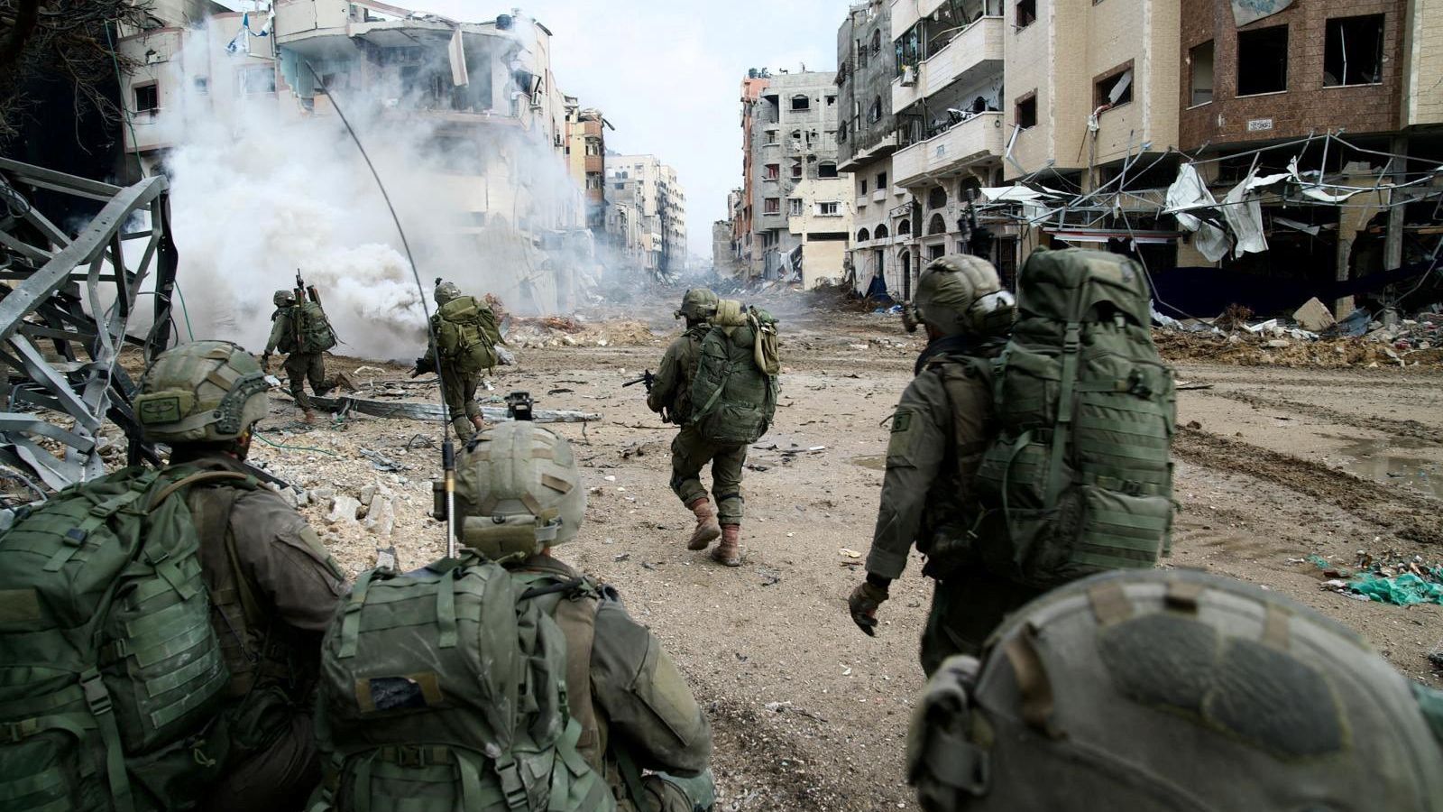 Soldats israelians patrullen per una zona urbana de la Franja de Gaza